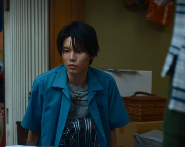 『ダウンタイム』第6話の萩原利久さん。青い半袖シャツの開いた襟と袖が見える