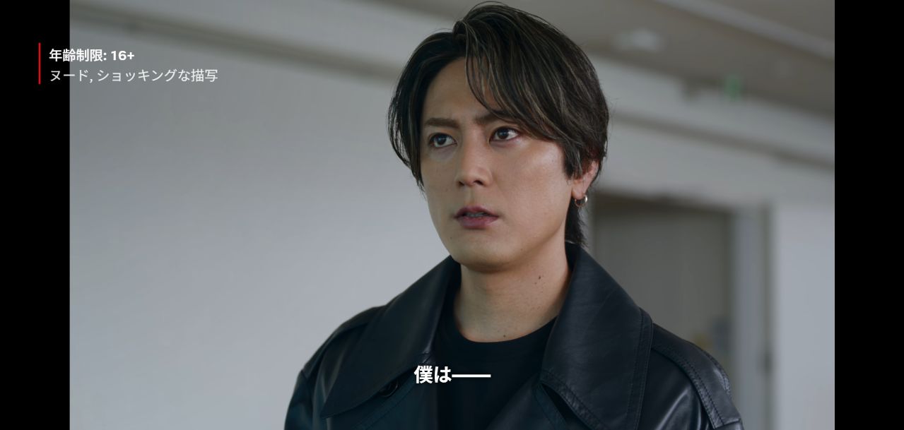 『ダウンタイム』第8話で黒いジャケットを着る間宮祥太朗さん。大きく開いた襟と幅広い肩のパーツが見える