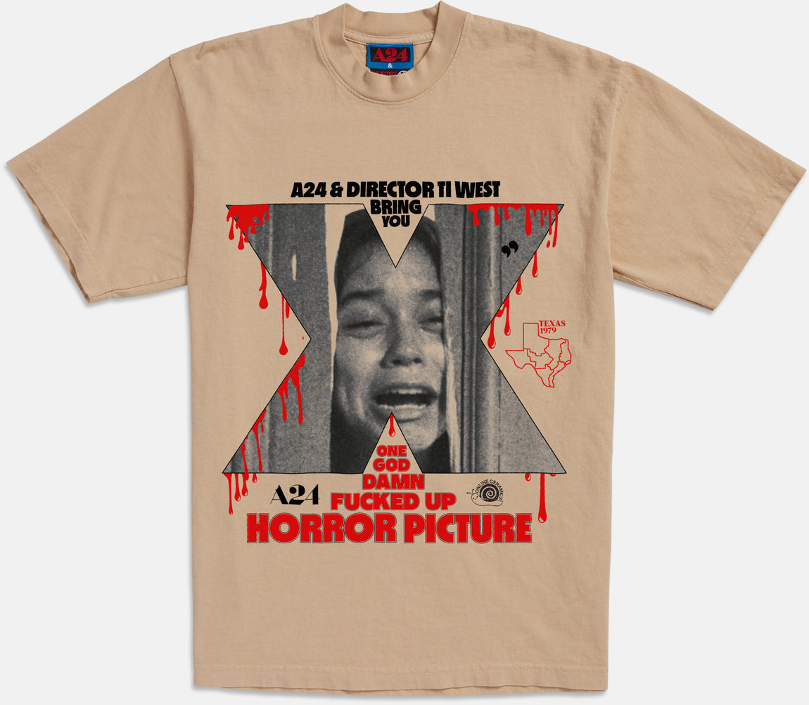A24公式ストアのOnline Ceramics x X Fucked Up Horror Teeの商品写真。ベージュ地に映画Xの大きな赤黒のプリント
