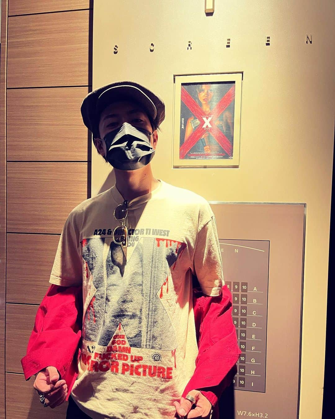 映画館で映画XのプリントTシャツを着た間宮祥太朗さん