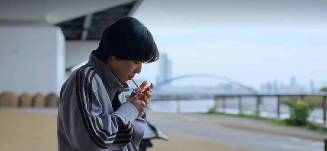 『ダウンタイム』第6話でグレーのトラックジャケットを着る松岡茉優さん
