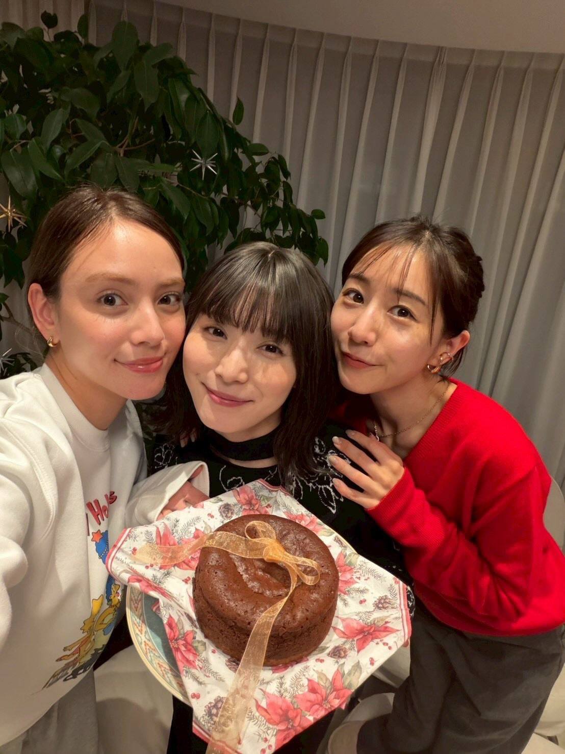 写真中央で黒い花柄ニットを着た松岡茉優さんのクリスマス会の写真