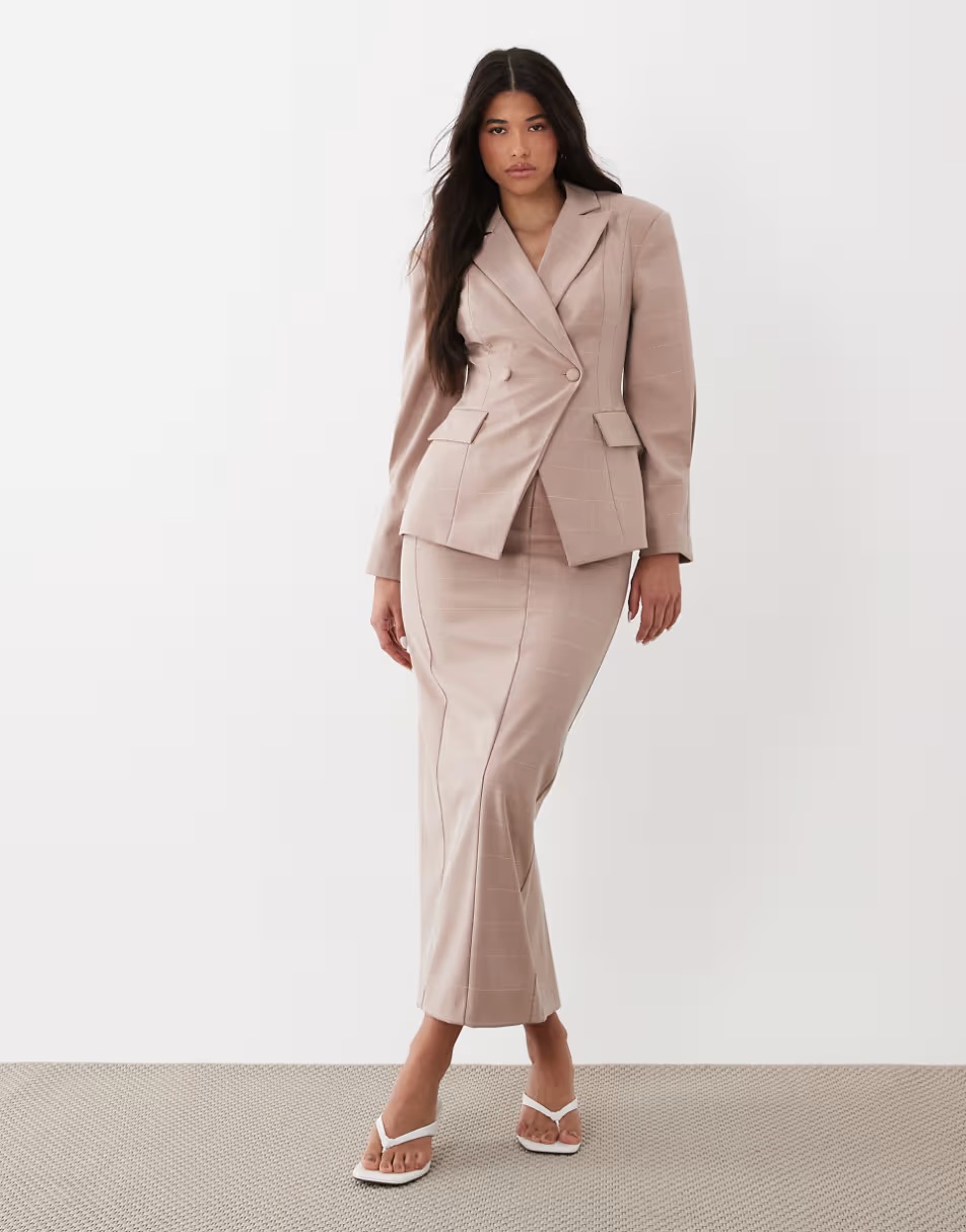 ASOS LUXE 209615049のPink checkジャケットと対応スカートを着た販売店モデルの実物商品写真