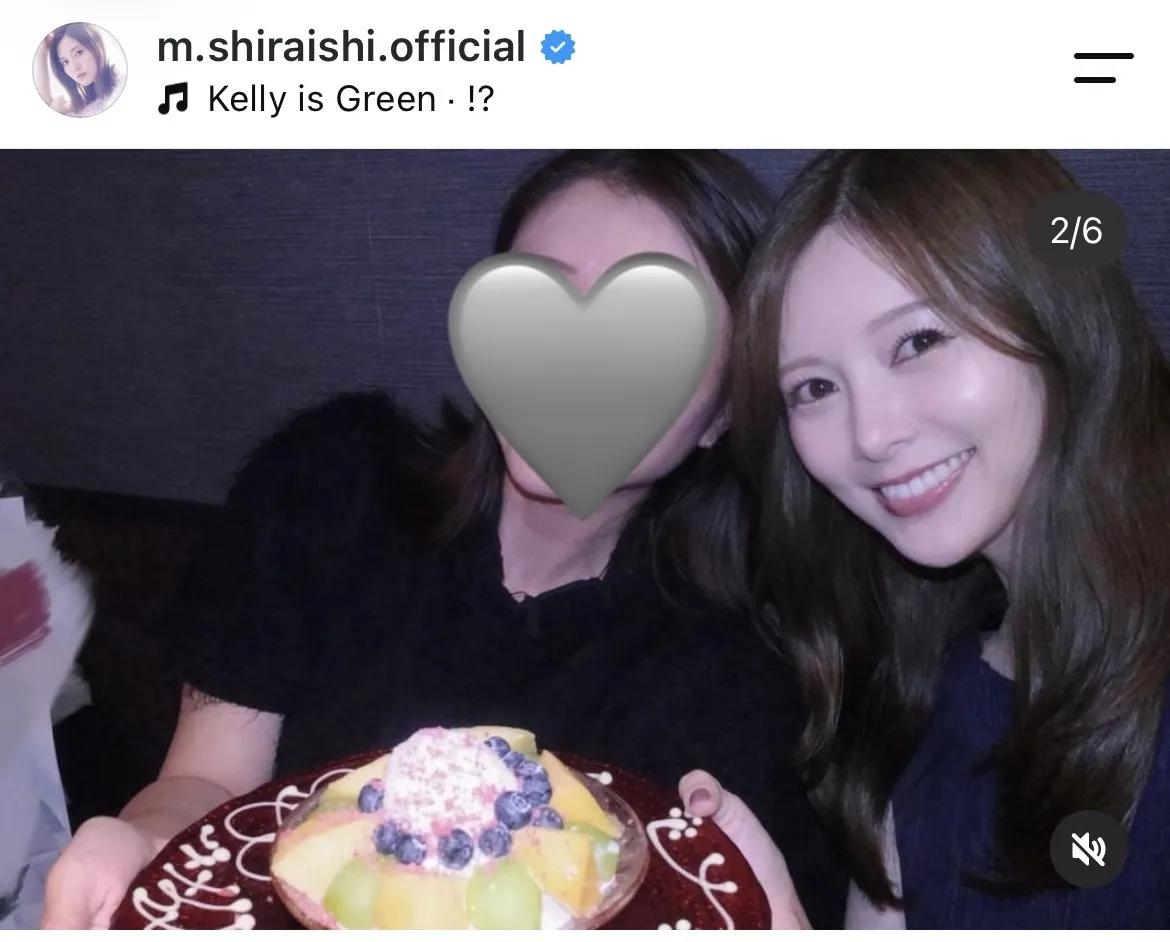 親友とケーキを囲んで笑う白石麻衣さん。写真右の白石さんは濃紺に見えるトップス