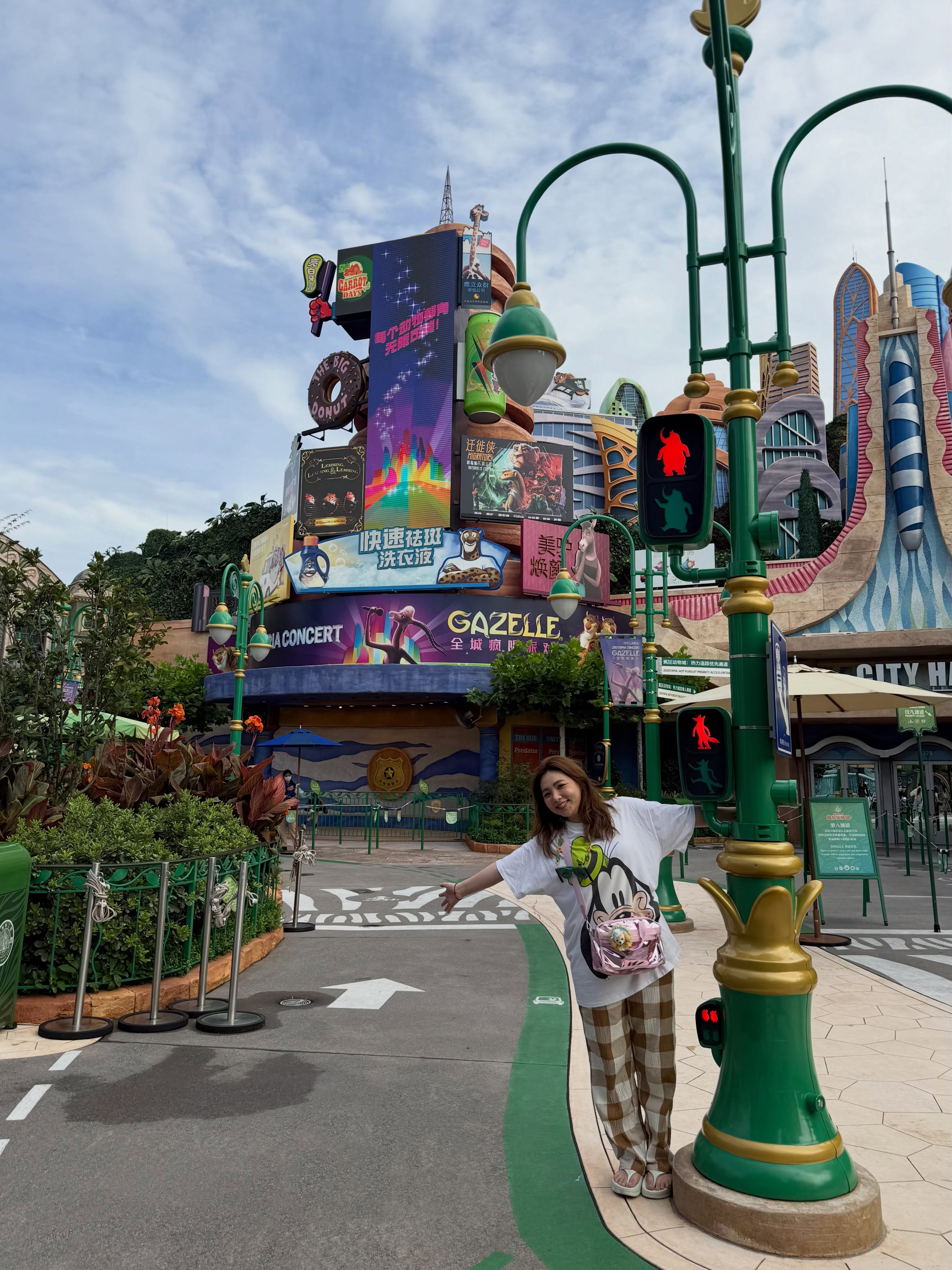 上海ディズニーでグーフィーTシャツとチェックパンツを着た野呂佳代さん