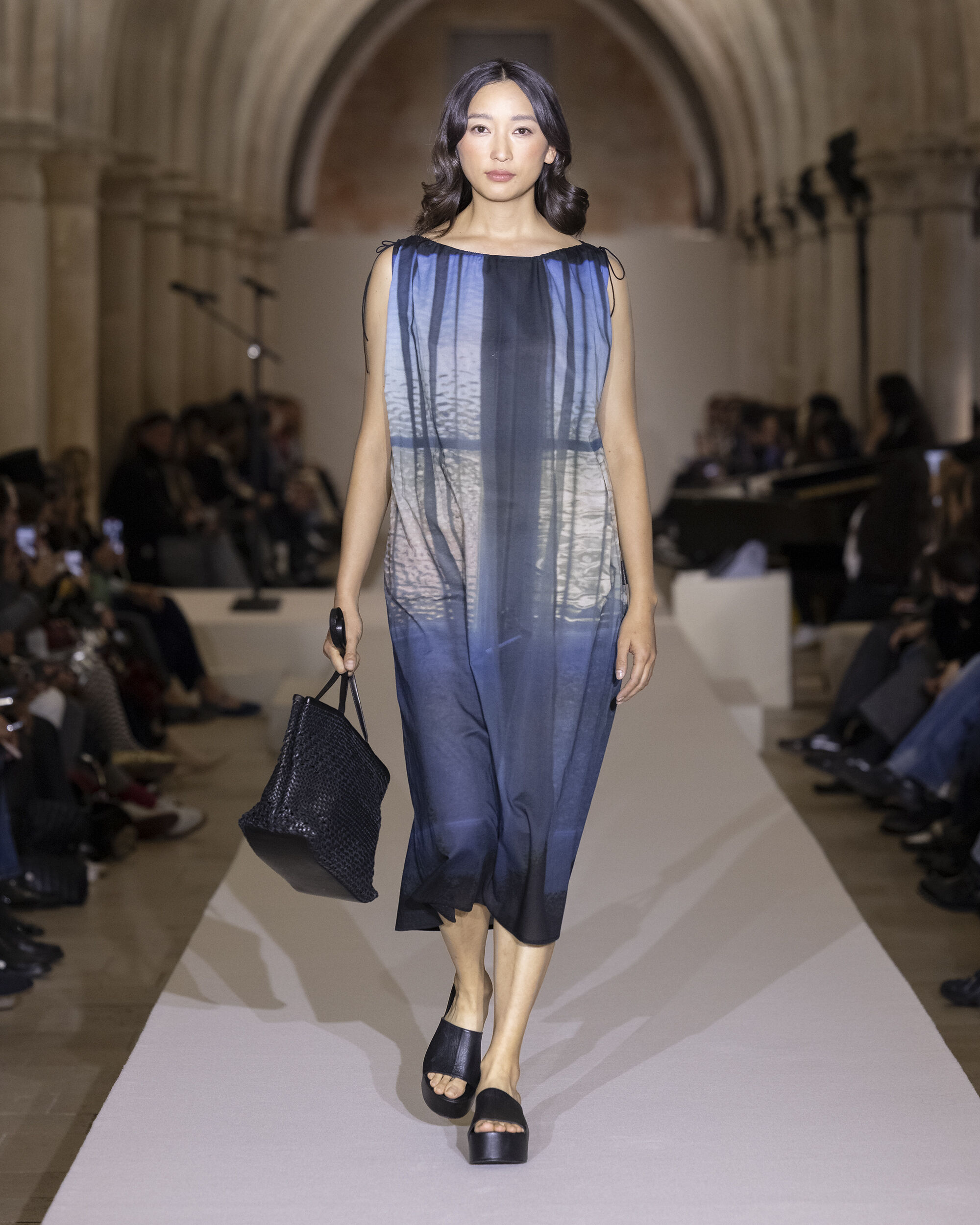 agnès b.の2026年春夏ランウェイで、青いノースリーブドレスと黒いバッグを合わせる杏さん