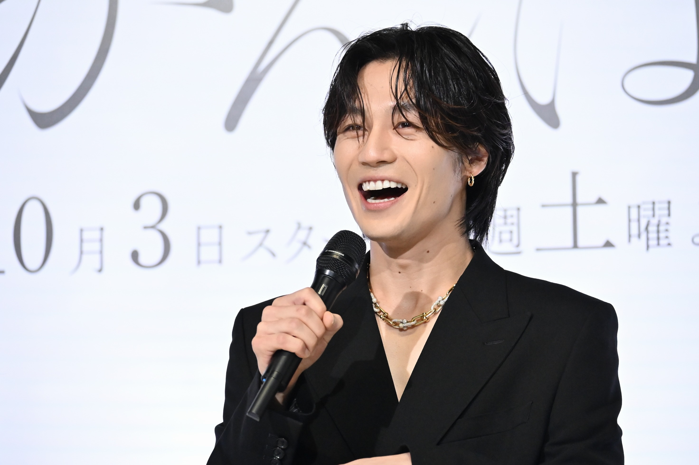 『はだかんぼうたち』制作発表で、黒いダブルジャケットを着て笑う松田元太さん