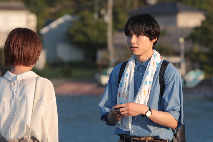 「告白」最終話の海辺で、青い半袖シャツと白いアイス柄の手ぬぐいを着用する松村北斗さん
