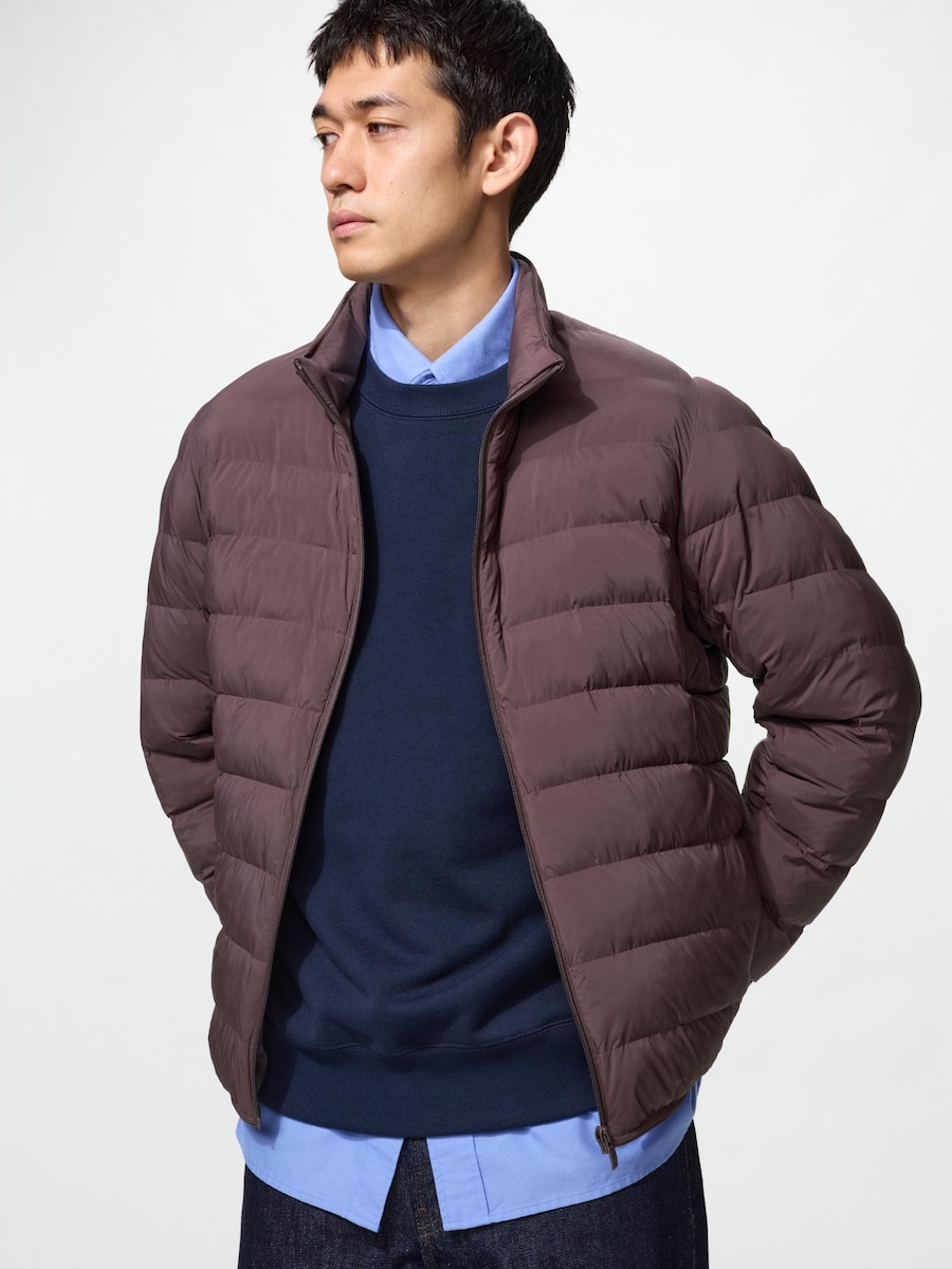 UNIQLOの19 WINEパフテックジャケットを着たモデルの公式商品写真