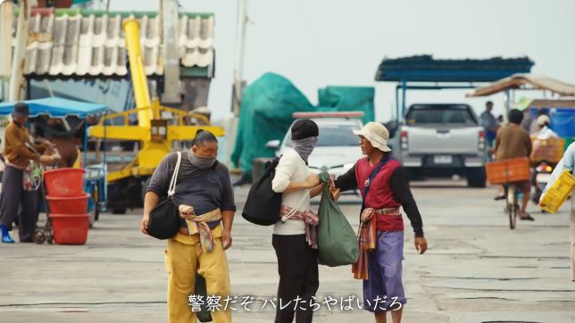 VIVANT第十二話41:18、中央で白い長袖カットソーを着る乃木役の堺雅人さん。袖をまくり、首と腰に布を合わせている