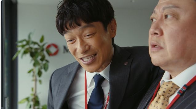 VIVANT第十一話31分50秒。左に写る堺雅人さんの濃いグレー系の上着、明るいシャツ、濃紺のネクタイ