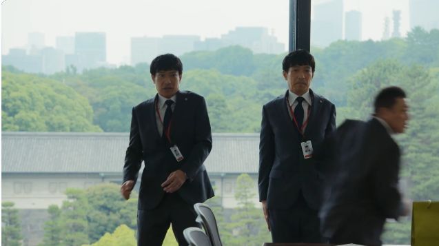 VIVANT第十一話で並ぶ乃木とF。左と中央の堺雅人さんが濃いグレー系のスーツを着ている